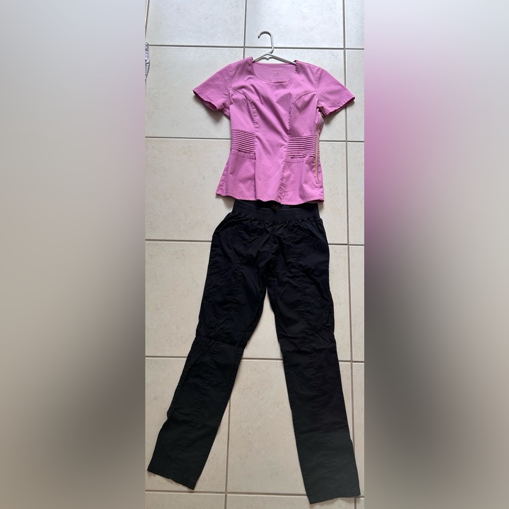 Jaanuu scrub set
